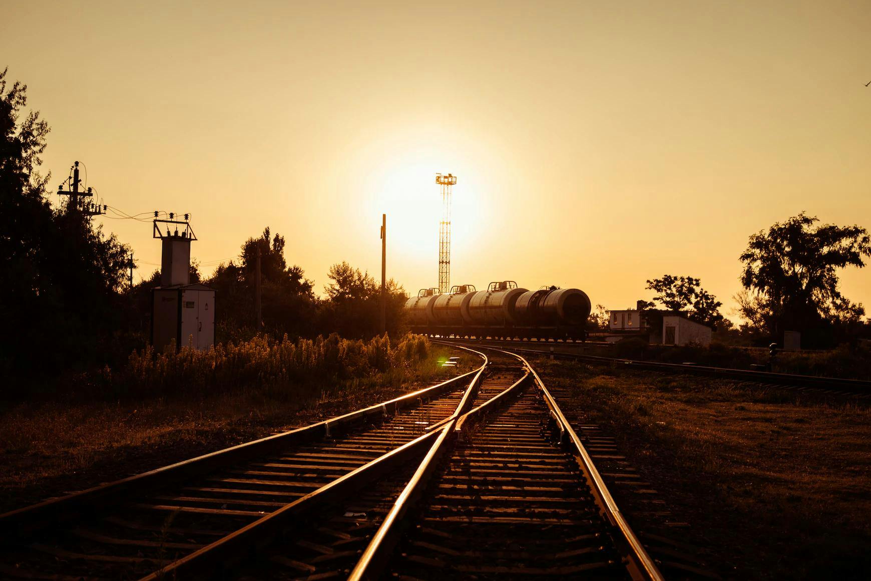 Bilde av togskinner i sol